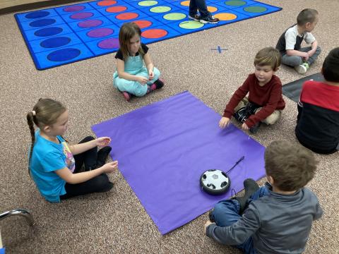 Discovery Gateway Visits Kindergarteners at Apple Valley